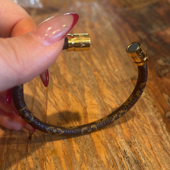 Brown leather like and tan bracelet with gold color magnet closure. - Picture 2 of 3